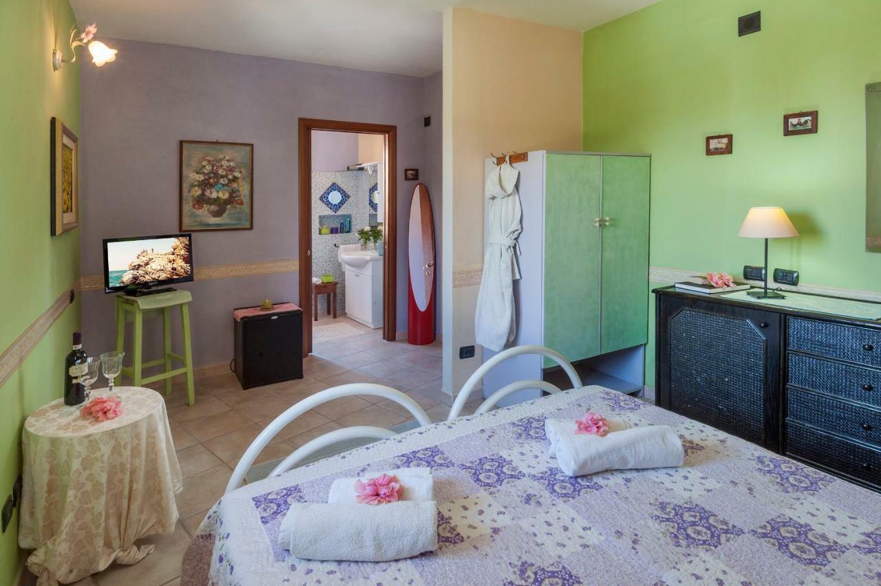 Le Quattro Mura Bed & Breakfast พูลา ภายนอก รูปภาพ