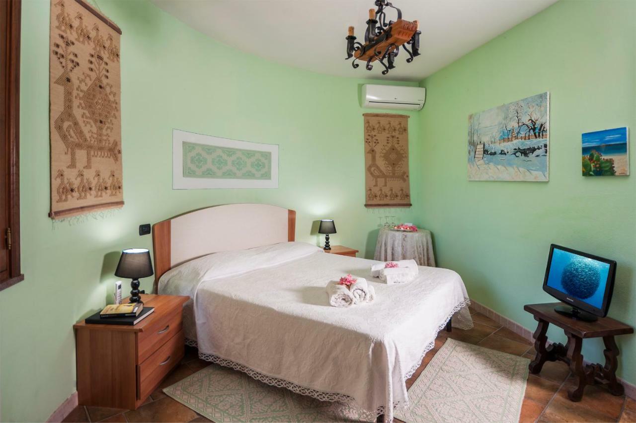 Le Quattro Mura Bed & Breakfast พูลา ภายนอก รูปภาพ